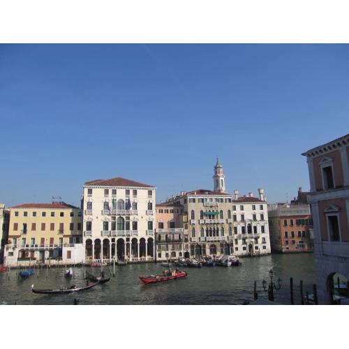 LOFT OVERLOOKING THE GRAND CANAL
