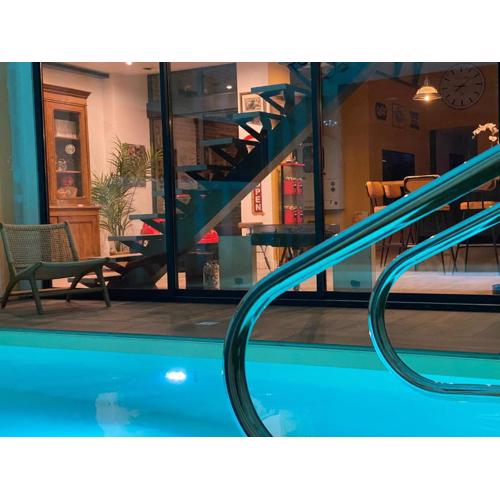 Loft Spa Reims-fr 250m2 privatifs, piscine intérieure chauffée, spa et parking