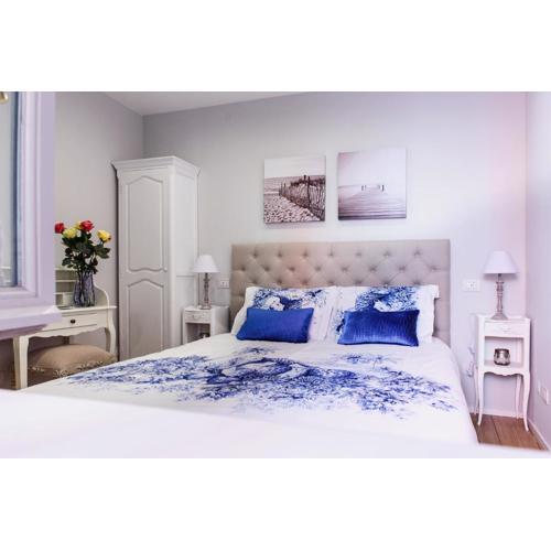 Lora Center Room