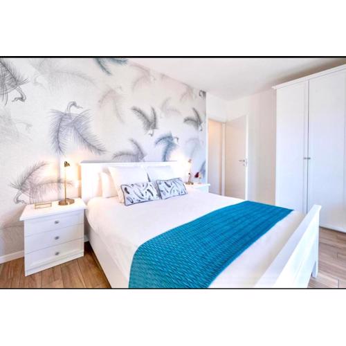 Lora feathers Suite, free parking, self check in,4