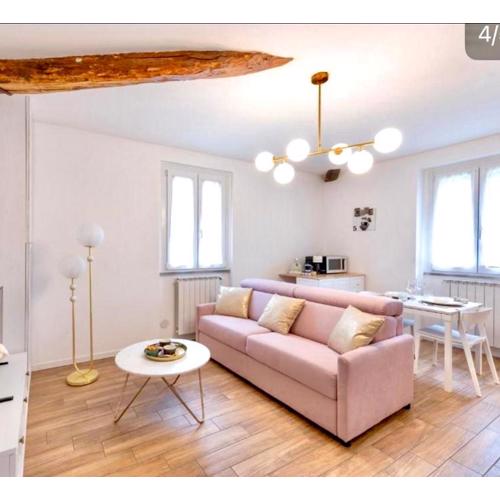 Lora flowers Suite, free parking,self check in, 5
