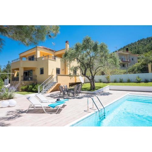 Louloudis Pool Villa