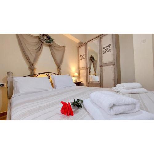 Lourantos Studios & Apartments