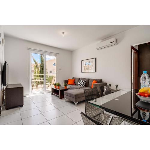 Lovely 2 Bedroom Family Apartment w/ Pool