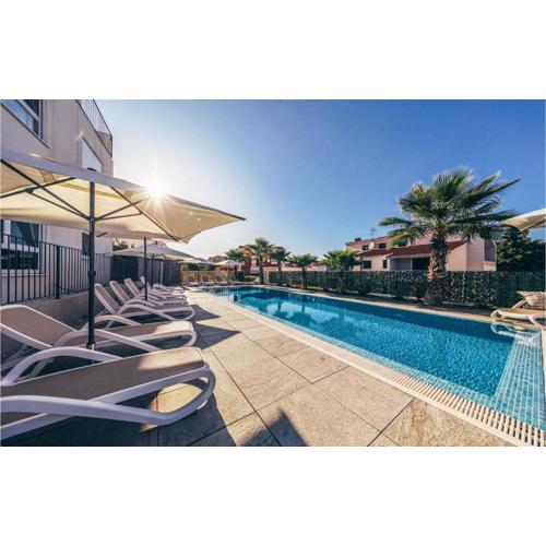 Lovely Apartment In Okrug Gornji