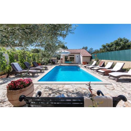Lovely Apartment In Pula With Wifi