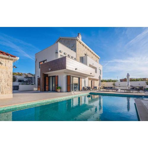 Lovely Apartment In Rogoznica With Wifi