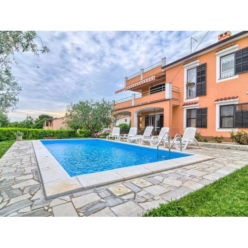 Lovely apartment with swimming pool