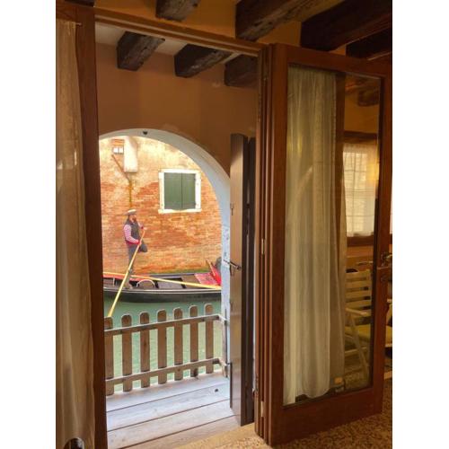 Lovely flat with canal view near Rialto Bridge