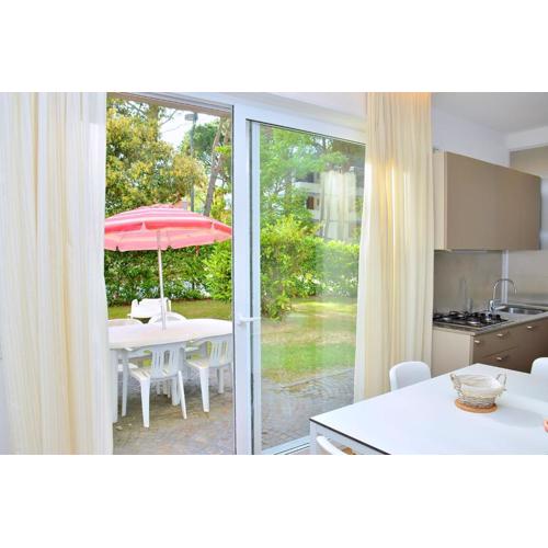 Lovely flat with private garden next to the beach