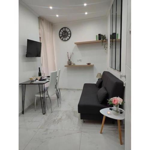 Lovely independent mini apartment central Cagliari