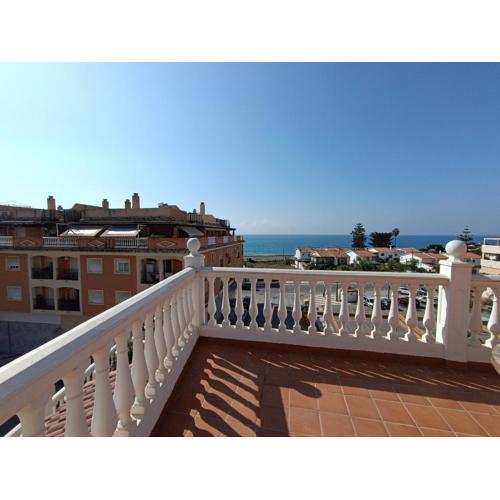 LOVELY PENTHOUSE in front of the beach with free parking