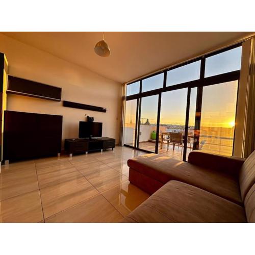 Lovely Penthouse off the Marina