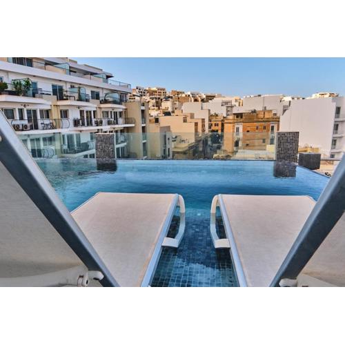 Lovely Penthouse with massive pool