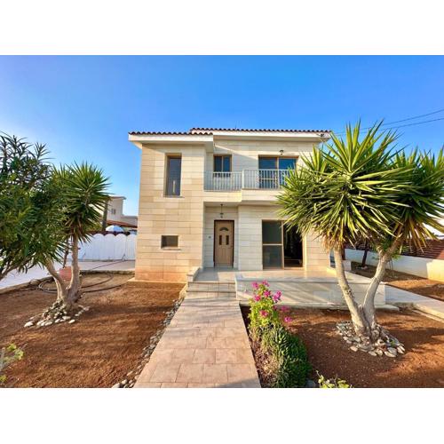 Lovely Pool Villa in Pyla