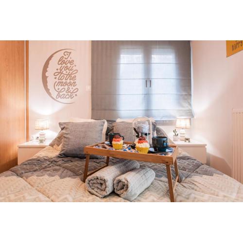 Lovely seaside apartment next to Starbucks opposite the beach park of Flisvos