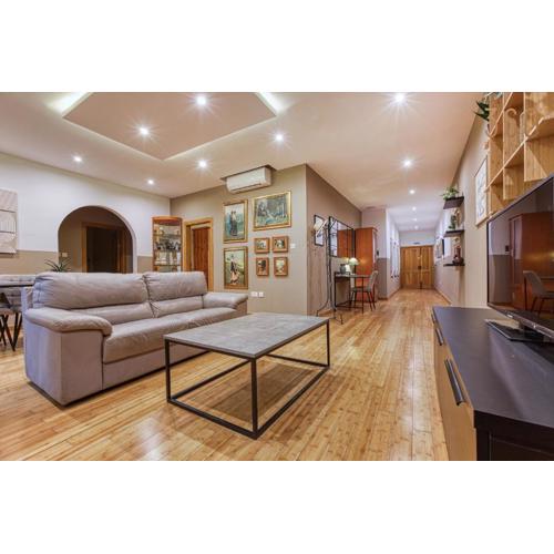 Lovely spacious 3BR Apt in the heart of St\
