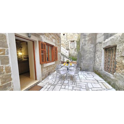 Lovely stone cottage, 100m to beach, in heart of Old Town -Noa Cottage
