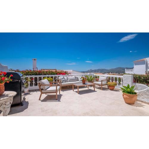 Lovely townhouse, several terraces, garden, pool