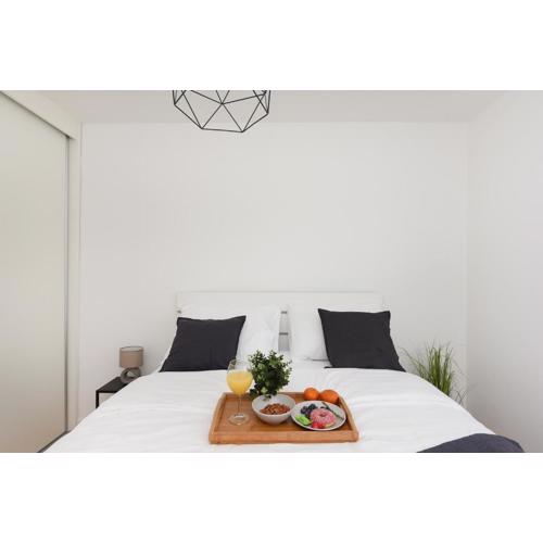 L&R luxury apartment- free parking