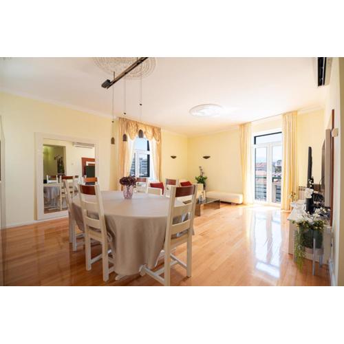 Luci Designer 2BR Apartment with Jacuzzi Old Town Split