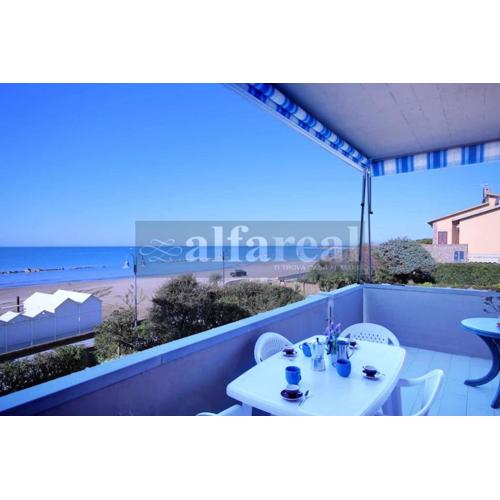 Luciana 1P, terrazza vista mare e posto auto a soli 50 m dal mare! by Alfareal