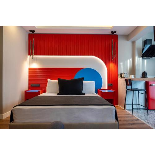 Lucky Monkey Midi Hotel