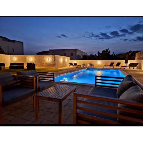 LUCY Apartments with heated pool & free private parking