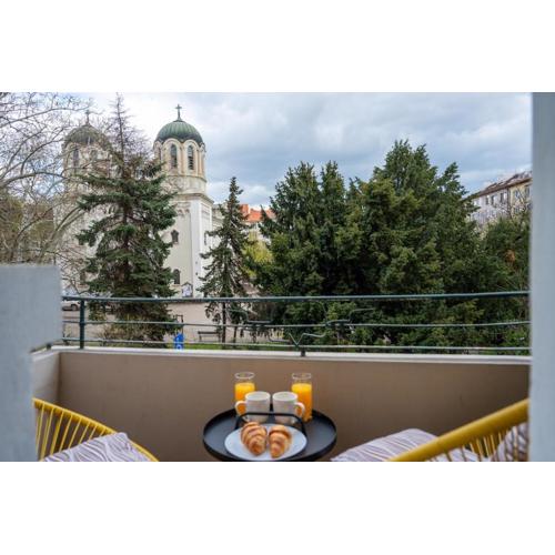 Luminous 2BDR with Balcony & View in the center