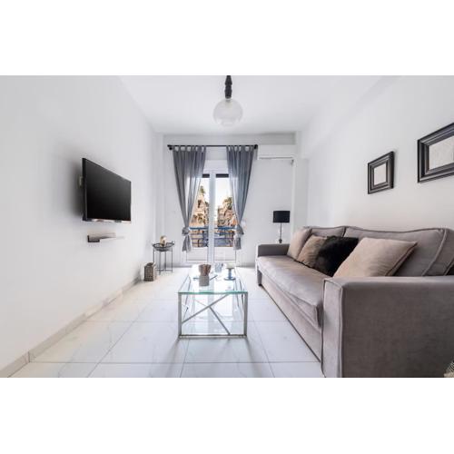 Luminous and Calm 2 BR Apt 7 minutes to Metro in Koukaki