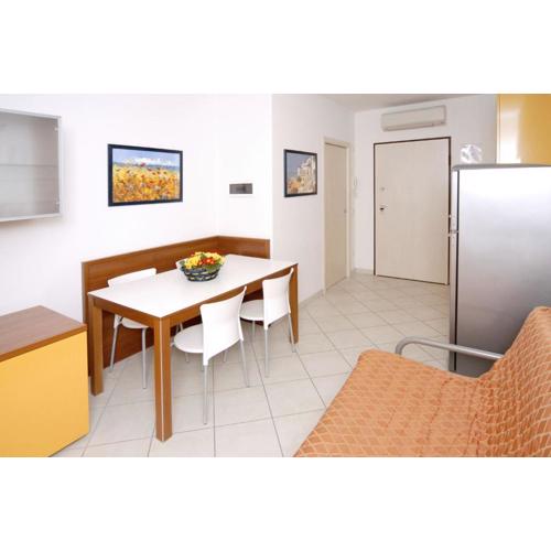 Luminous flat with shared garden next to the sea