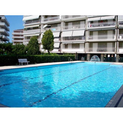 Luminous flat with terrace 250m from the sea