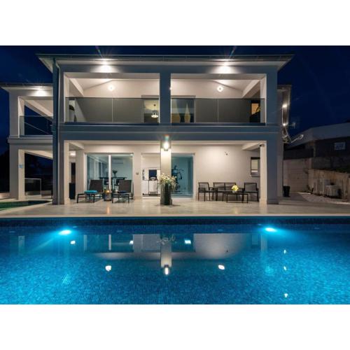Luminous Infinity Villa with Pool and Gym