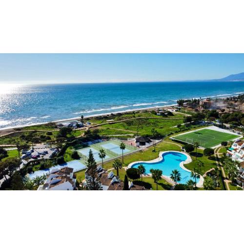 Lunamar beachfront with swimming pool, football, tennis, paddle and basketball courts - EaW Homes