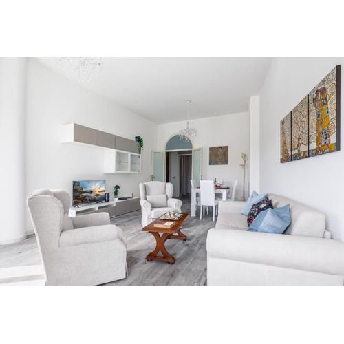 Lungarno Elegant Apartment with Panoramic Balcony
