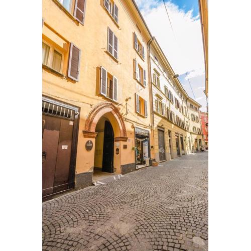 Lupari Apartment, Palazzo storico sotto le Due Torri