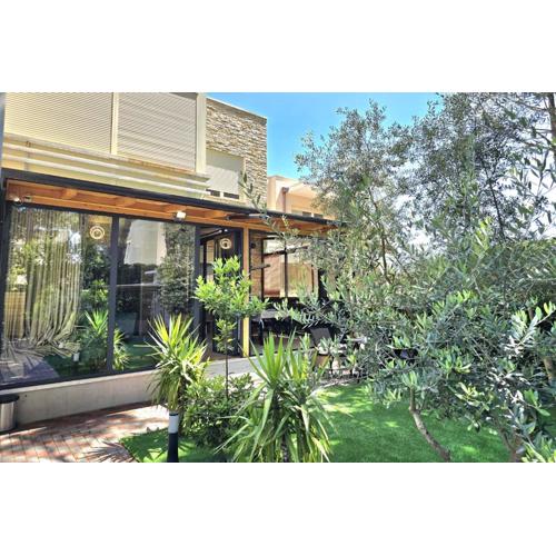 Lura 3 Floral Apartment