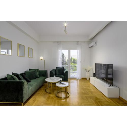 Lush Emerald apt steps from Acropolis & Plaka!
