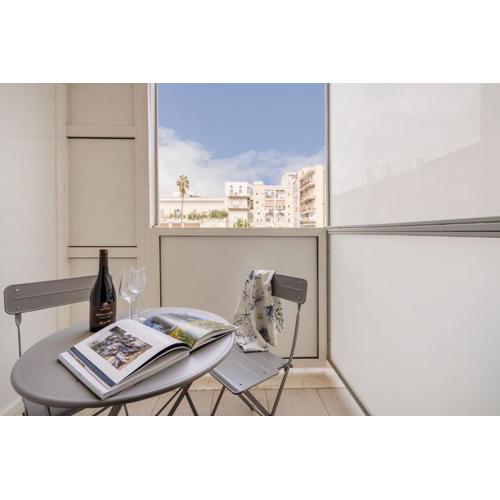 Lux 10 - Stazione & Università Apartment