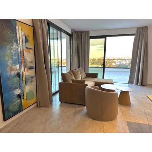 Lux Level 4 Penthouse Tower 206