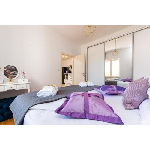 Luxa 5 min old town, 10 min airport