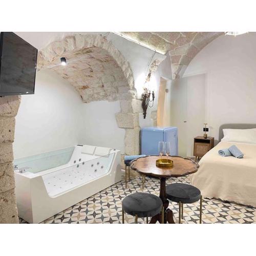 Luxe Studio with Jacuzzi, Ostuni Center