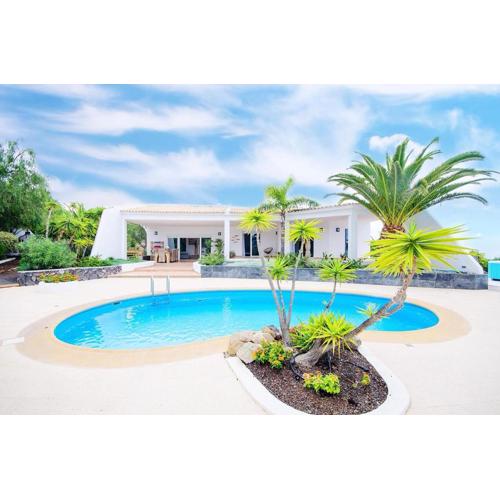 Luxe Villa with Private Pool, Jacuzzi and Spectacular Views