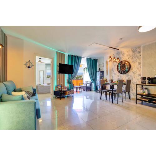 LUXORY DREAMY SUNSET, SeaFront, Direct Access To The Promenade,Wifi,Pool,Free Parking
