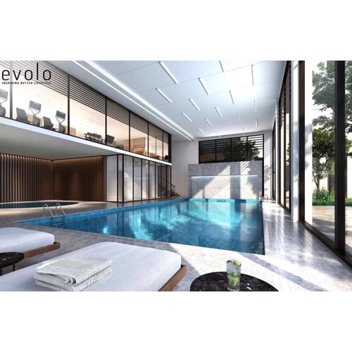 luxueux appartement avec une piscine jacuzzi et salle de sport
