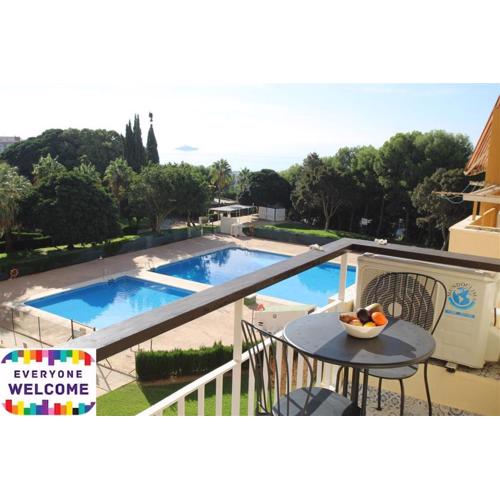 Luxurious 1 bed apartment with 5 pools & gardens.