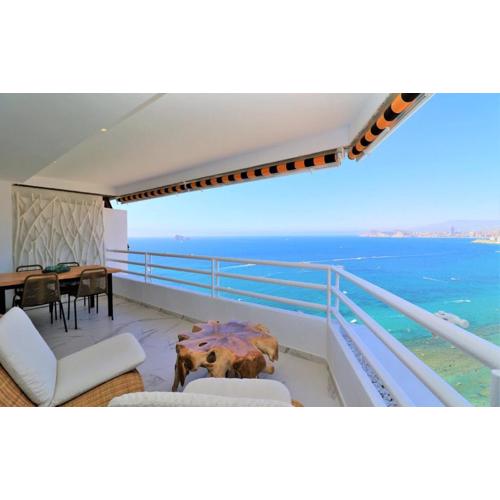 Luxurious 2-bedroom apt with stunning views, 1st line on Levante Beach, Benidorm
