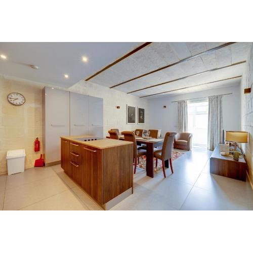 Luxurious 2BR Apartment in Valletta