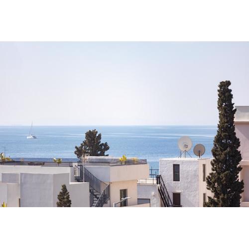 Luxurious 3-Bedroom Seaside Retreat Fully Renovated in 2025