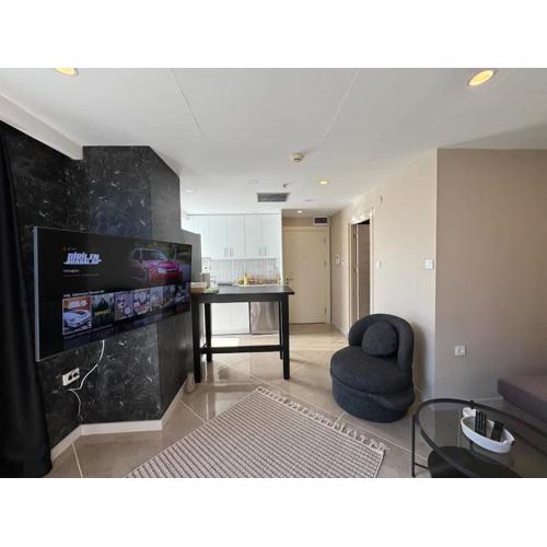 Luxurious and Comfortable Residence Pool & Gym